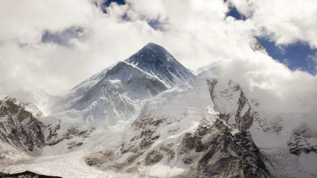 O que acontece com o corpo humano em altitudes extremas como o topo do Everest