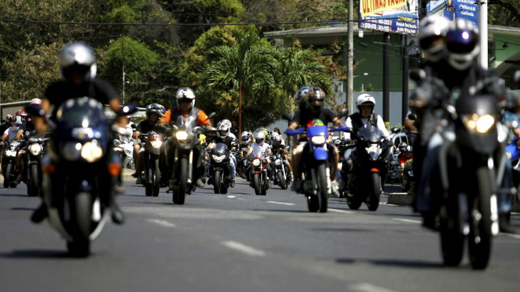 Nova lei muda regras de mototáxi e já impacta milhares de motoristas