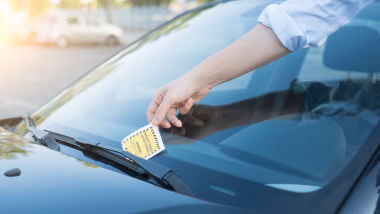 Parou o carro e achou que estava livre de multas? Cuidado com essa regra