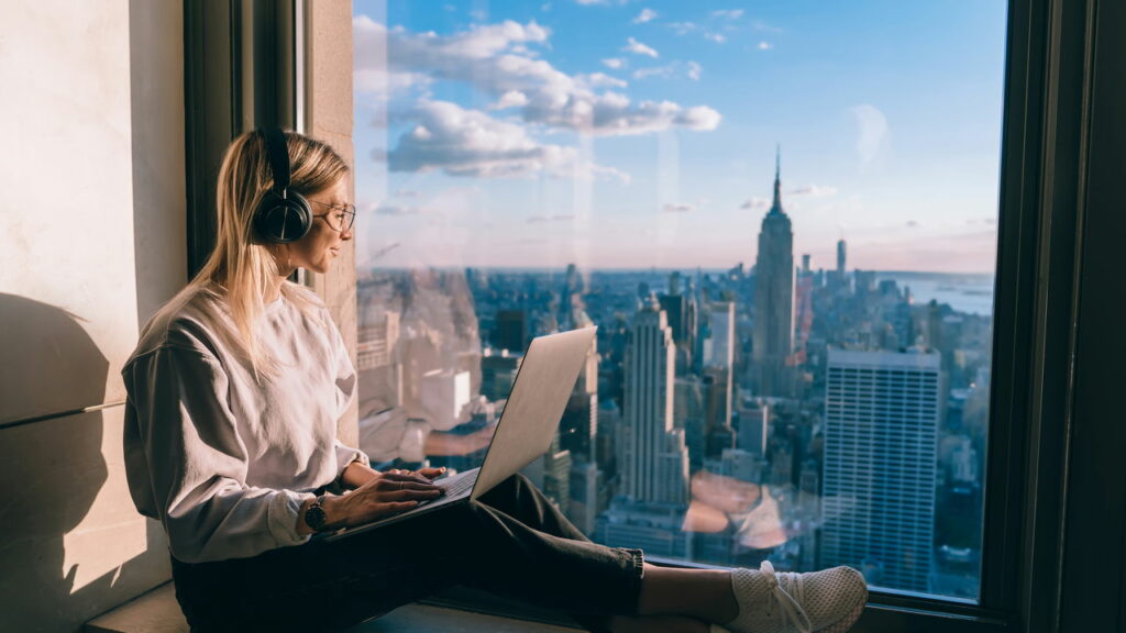 Como se tornar nômade digital com uma profissão 100% online e em alta em 2025