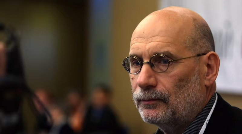 Rússia sentencia escritor Boris Akunin a 14 anos de prisão