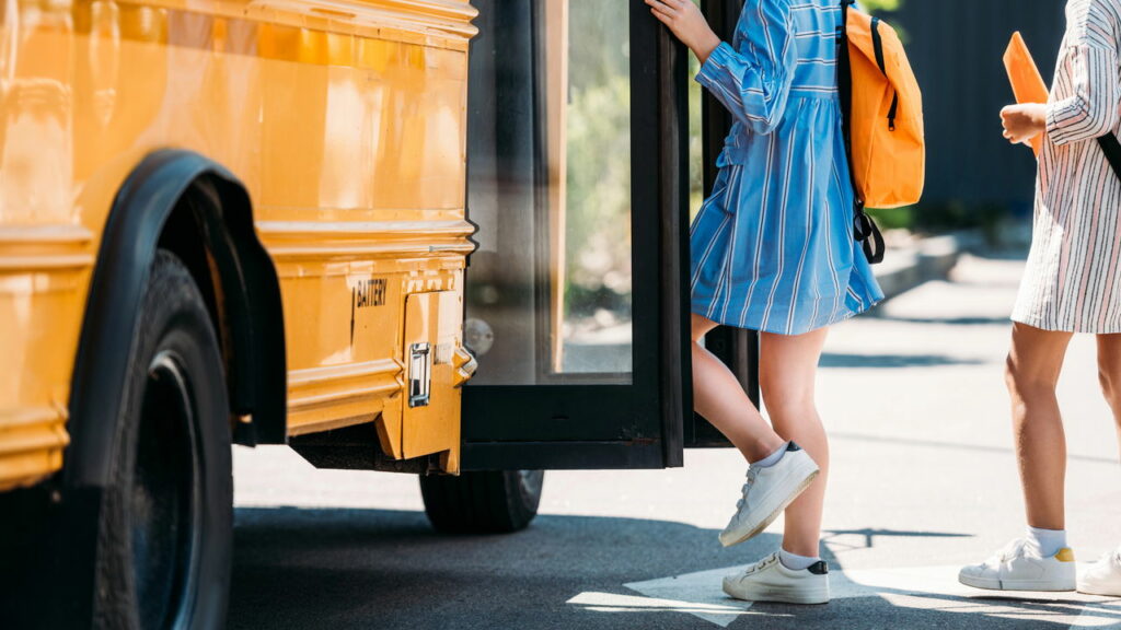 Erros comuns ao ultrapassar ônibus escolares — e como evitá-los