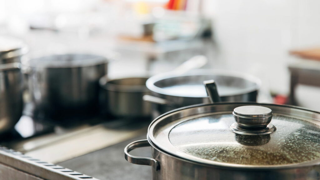 Panela de ferro, inox ou antiaderente? Veja qual usar em cada tipo de receita