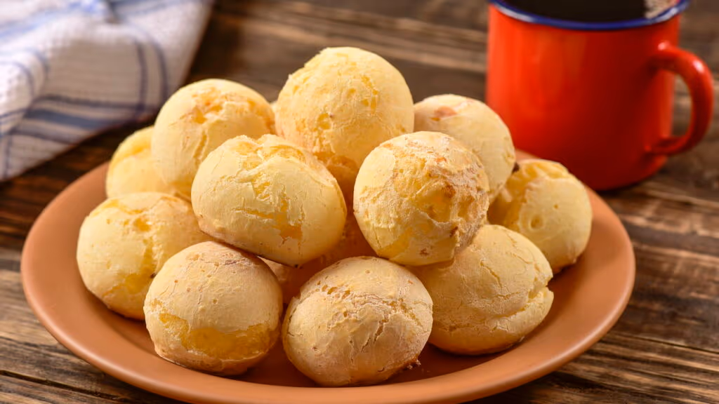 O pão de queijo recheado na grelha que conquista todo mundo no primeiro pedaço