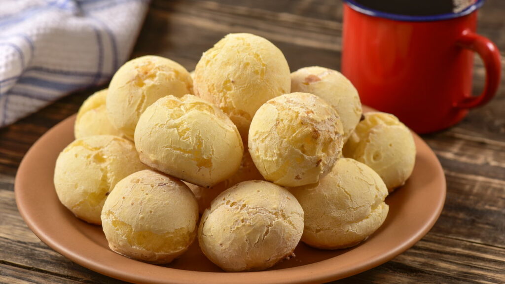 O pão de queijo recheado na grelha que conquista todo mundo no primeiro pedaço