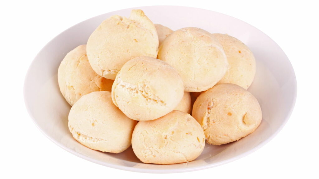 O pão de queijo recheado na grelha que conquista todo mundo no primeiro pedaço