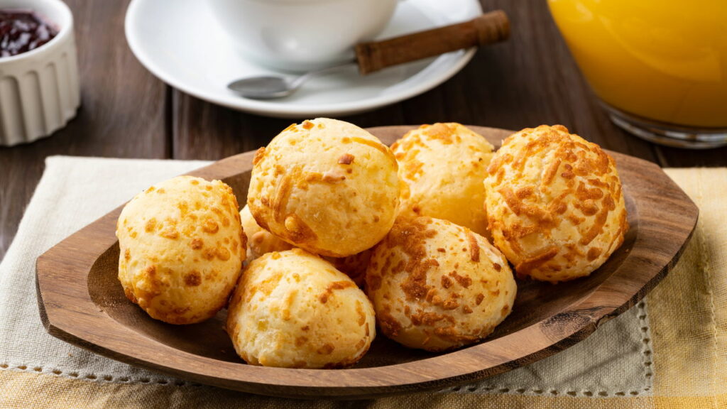 O pão de queijo recheado na grelha que conquista todo mundo no primeiro pedaço