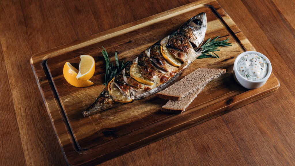 Erros que todo mundo comete ao grelhar peixe no churrasco e como evitar