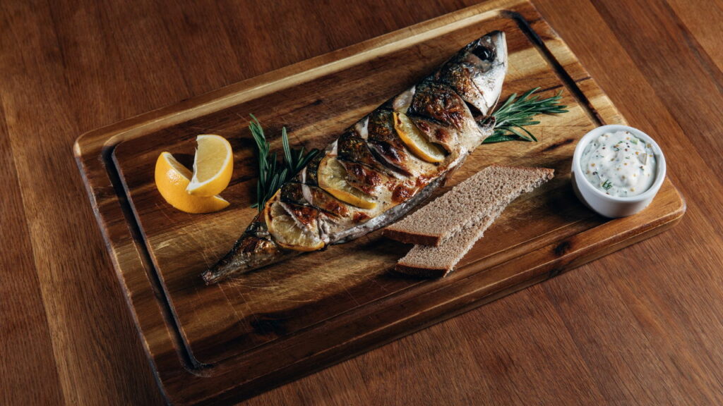 Erros que todo mundo comete ao grelhar peixe no churrasco e como evitar