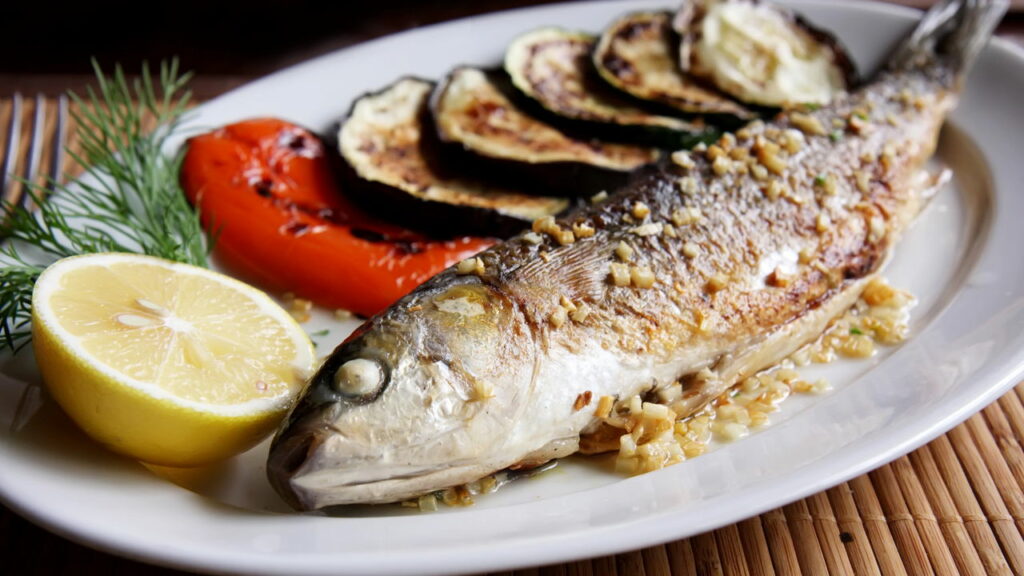 Erros que todo mundo comete ao grelhar peixe no churrasco e como evitar