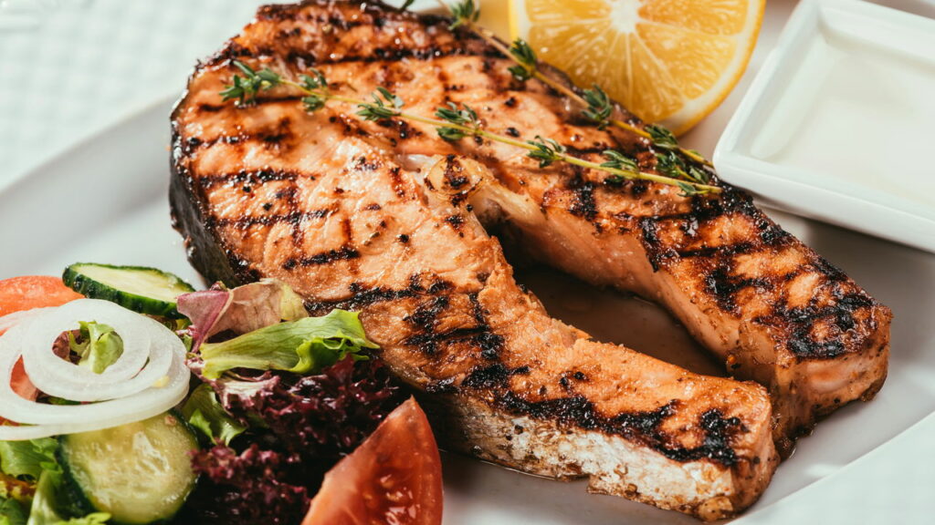 Erros que todo mundo comete ao grelhar peixe no churrasco e como evitar
