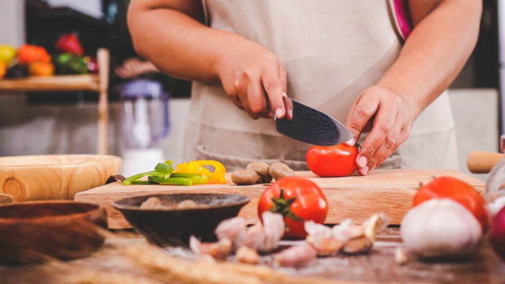 Dicas de organização na cozinha que economizam tempo e gás