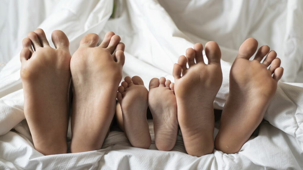 Quem não deve dormir de meias, segundo os especialistas