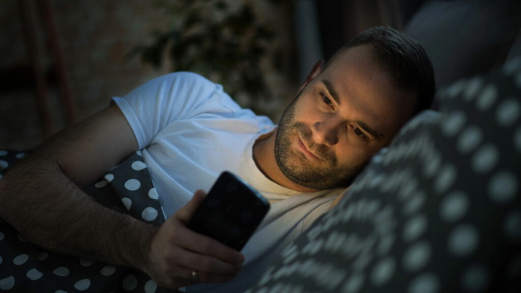 O motivo secreto que faz você comprar coisas inúteis de madrugada