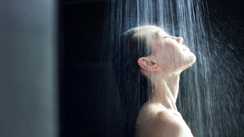 Banho frio é mito ou milagre? Entenda o que realmente funciona