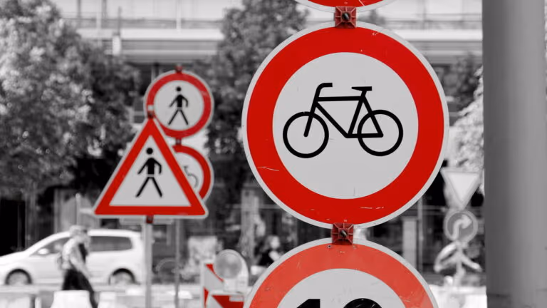 Por que as placas de trânsito têm cores e formas diferentes? Entenda a lógica por trás
