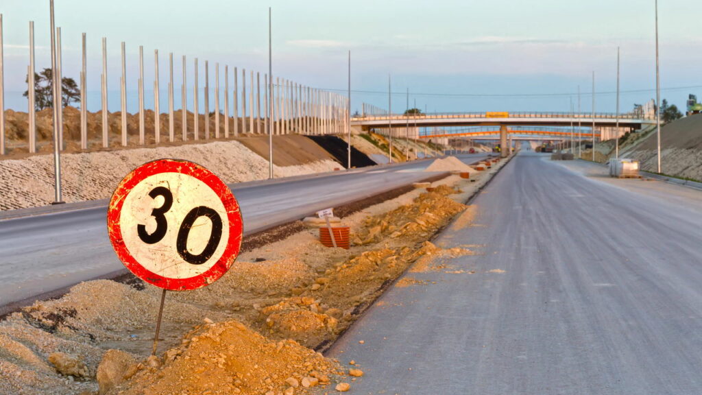 Por que as placas de trânsito têm cores e formas diferentes? Entenda a lógica por trás