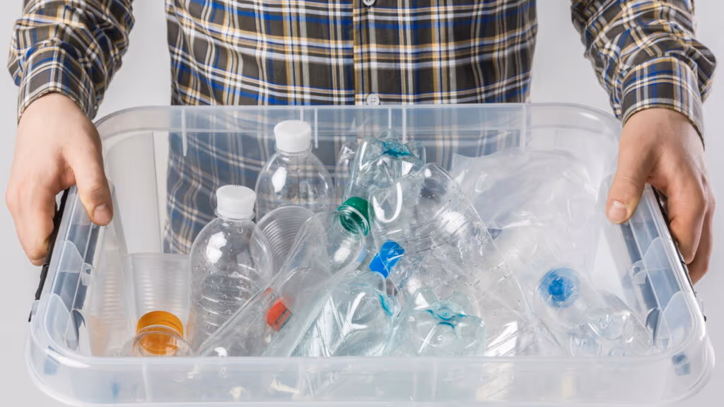 Conheça o plástico que some em semanas e pode salvar o planeta