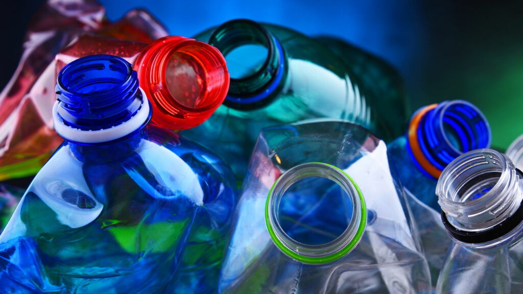 Uma bactéria pode comer plástico e salvar o planeta