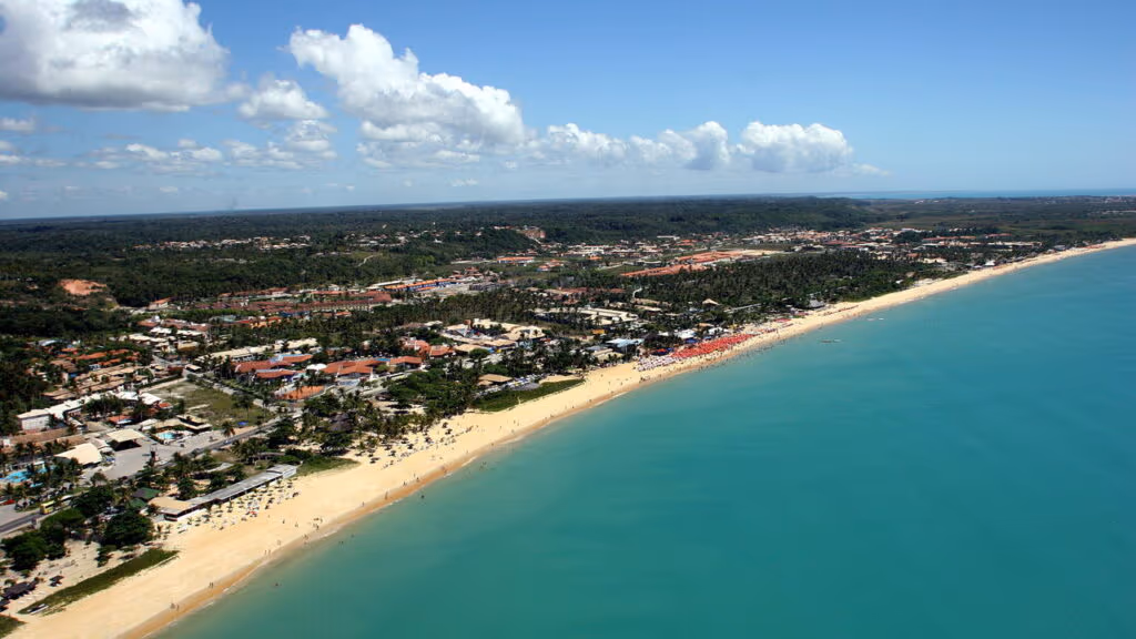 Porto Seguro conquista turistas e moradores com vida tranquila e cheia de cor