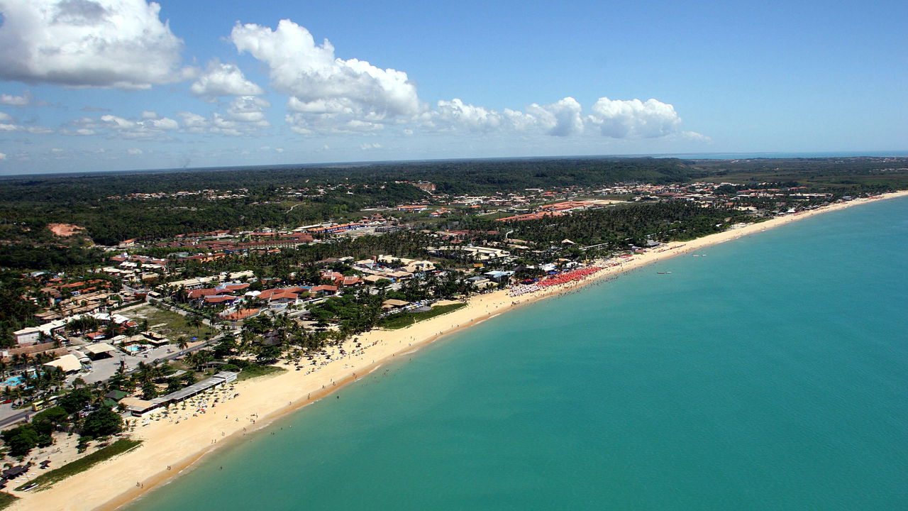 Porto Seguro conquista turistas e moradores com vida tranquila e cheia de cor