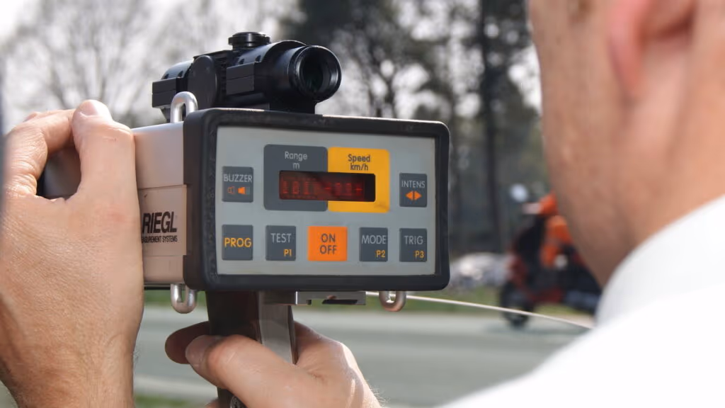 O que significa ser multado por radar móvel em 2026