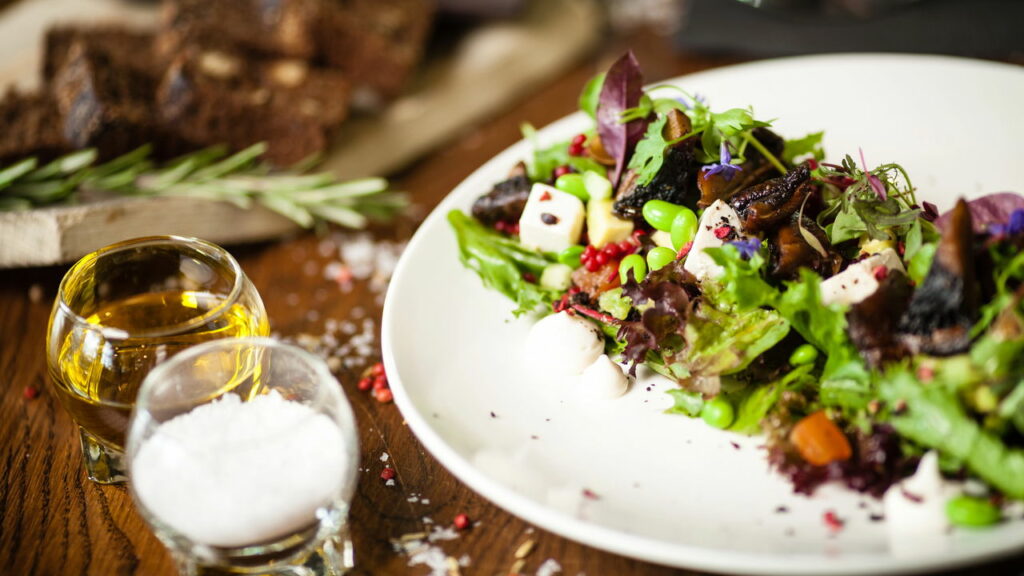 Como adaptar receitas tradicionais para versões veganas