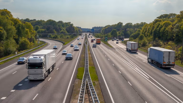 Entenda as diferenças entre dirigir em rodovia, via urbana e estrada rural