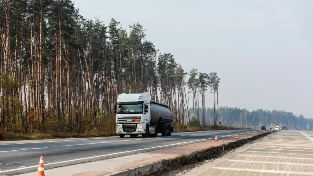 Entenda as diferenças entre dirigir em rodovia, via urbana e estrada rural