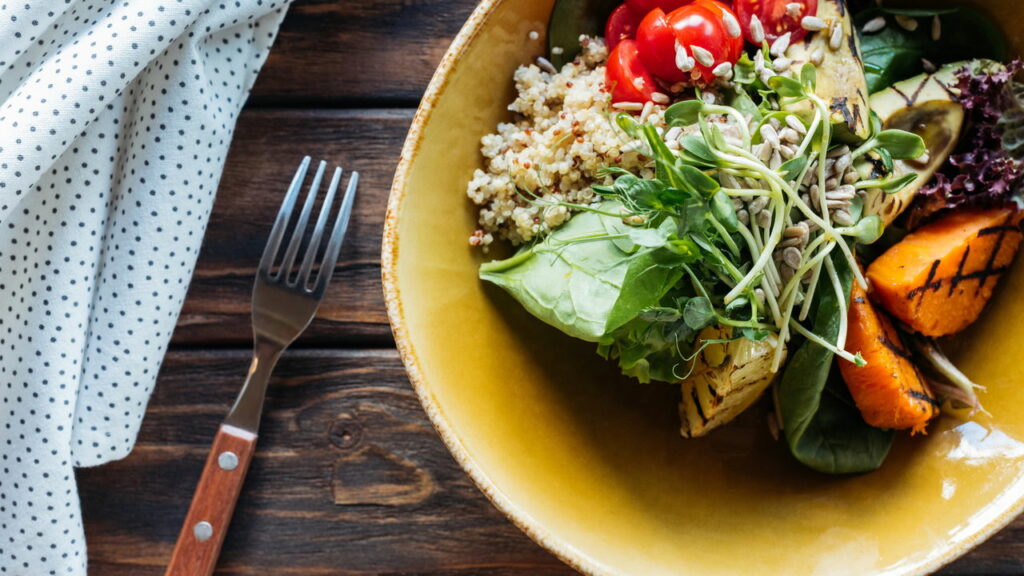 Como montar saladas completas e práticas para levar ao trabalho