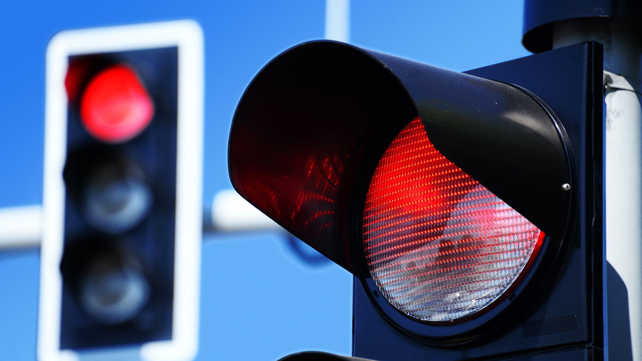 Luz vermelha dos semáforos tem base científica que poucos conhecem