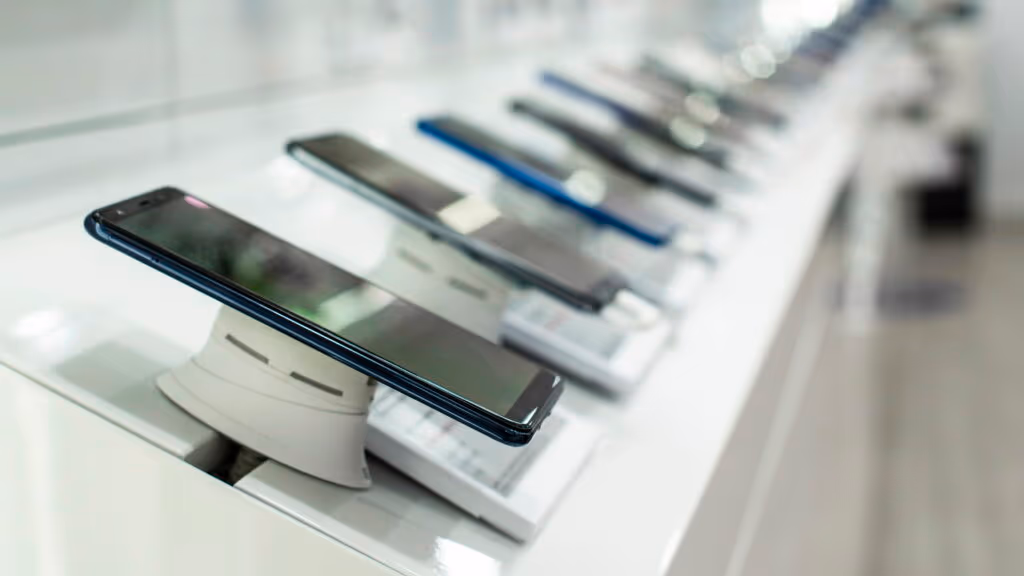 Celular tradicional ou resistente? Veja o que escolher