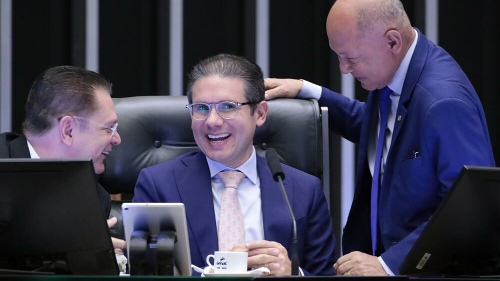 Sóstenes e Motta devem discutir projeto de lei da anistia em nova reunião