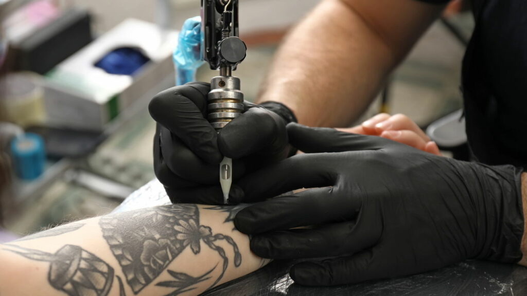 Mulher de 29 anos entra em coma após fazer tatuagem
