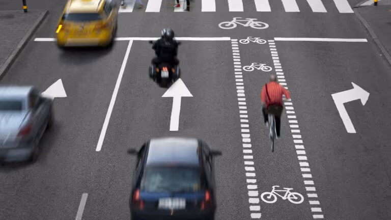 Como interpretar as faixas exclusivas para motos e seus riscos