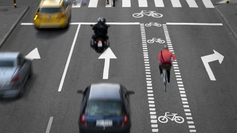 Como interpretar as faixas exclusivas para motos e seus riscos