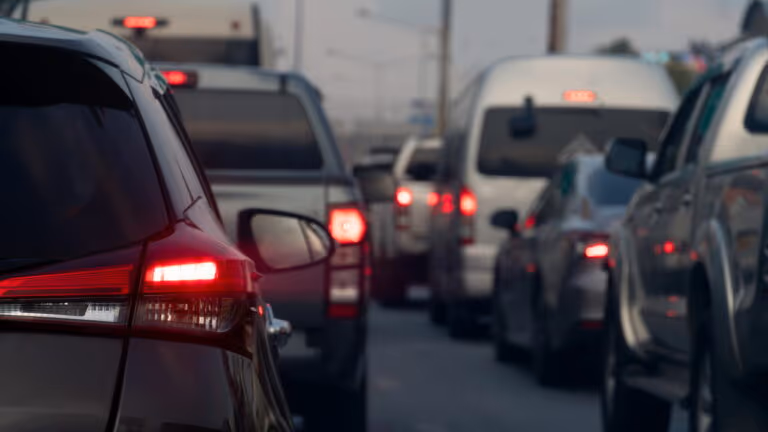 Parar em fila dupla pode parecer inofensivo mas gera multa pesada