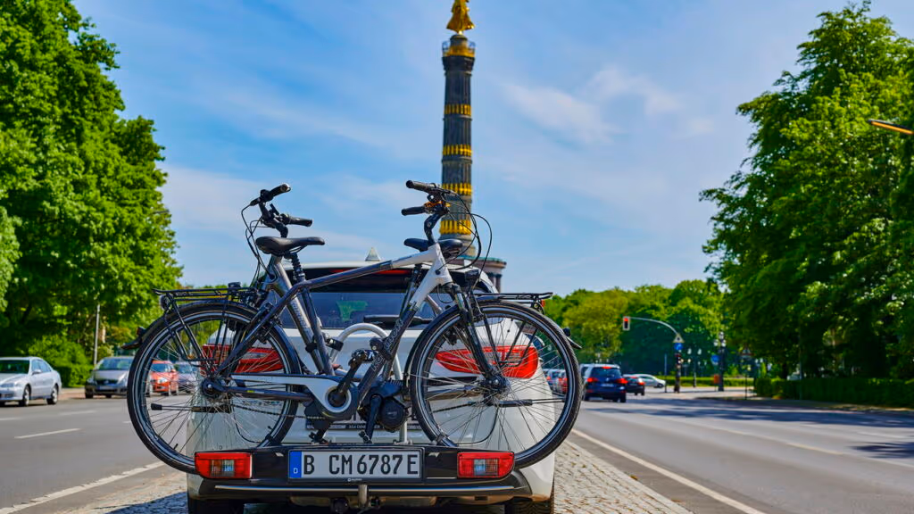 Os principais erros ao transportar bicicletas no carro e como evitar multas