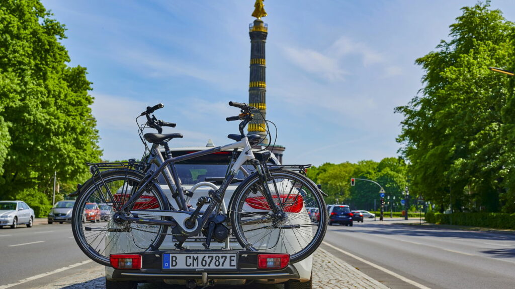 Os principais erros ao transportar bicicletas no carro e como evitar multas