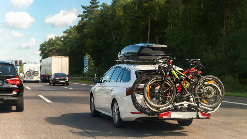 Os principais erros ao transportar bicicletas no carro e como evitar multas