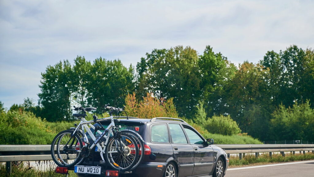 Os principais erros ao transportar bicicletas no carro e como evitar multas