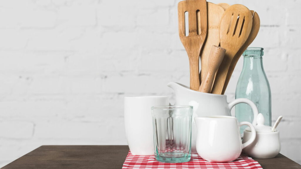 Como organizar potes e utensílios na cozinha pequena