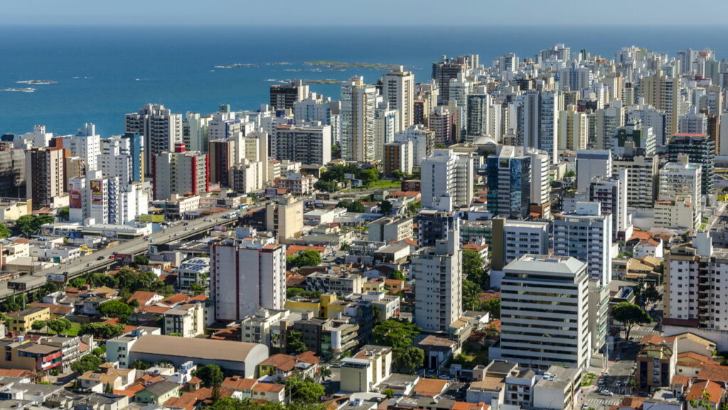 Cidade com praias e ruas arborizadas encanta quem busca vida tranquila