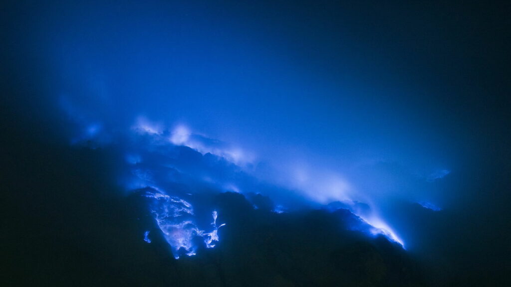 O mistério mais raro dos vulcões: como surge a lava azul intensa
