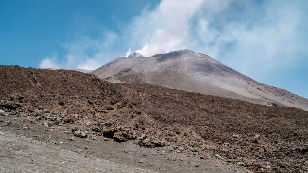 Por que alguns vulcões “adormecidos” podem acordar após milhares de anos?