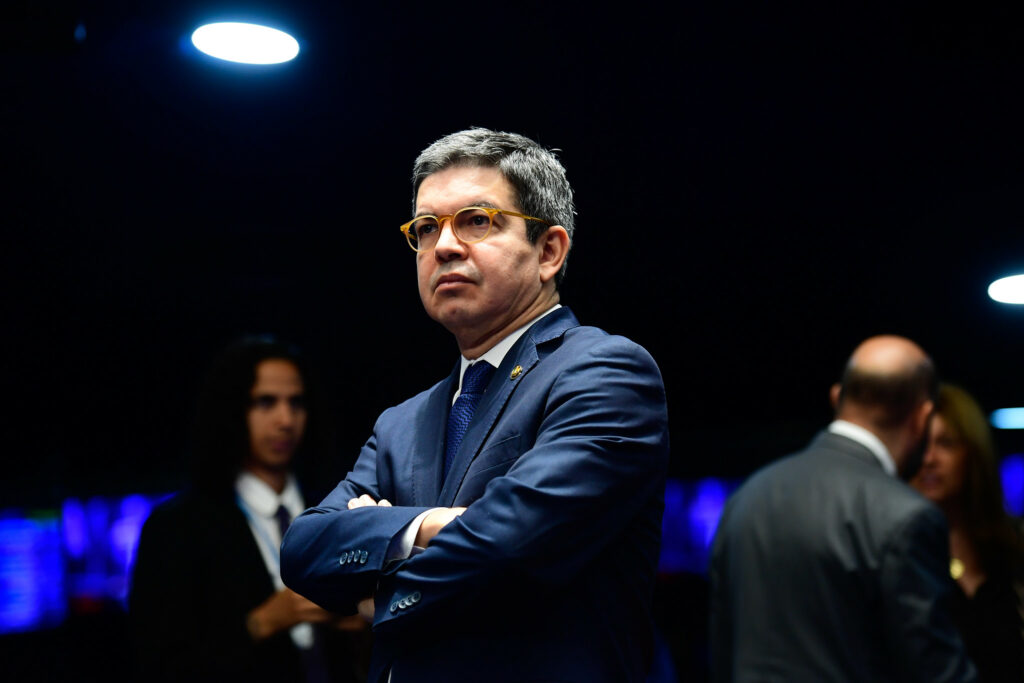 Prioridade é recuperar corte de despesas após derrubada de MP, diz Randolfe