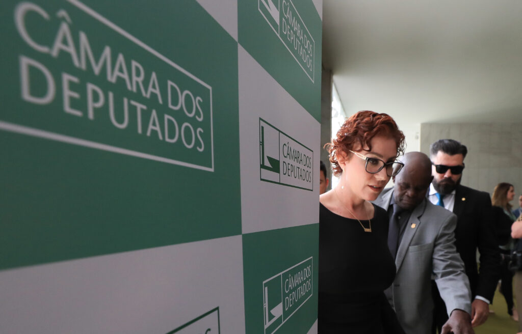 STF tem maioria para cassar Carla Zambelli