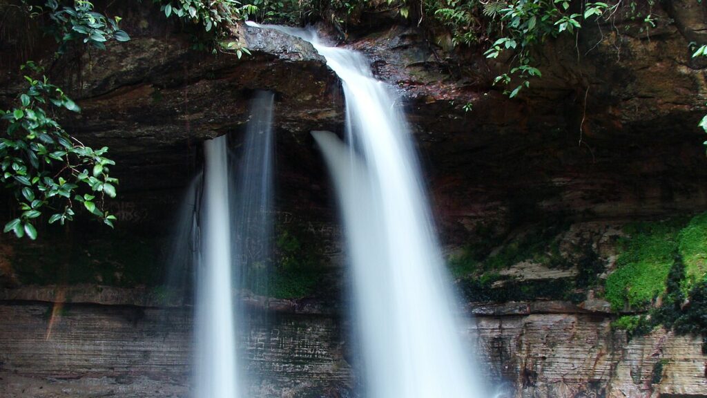 Esta Terra das Cachoeiras oferece piscinas naturais esculpidas em rochas na região amazônica