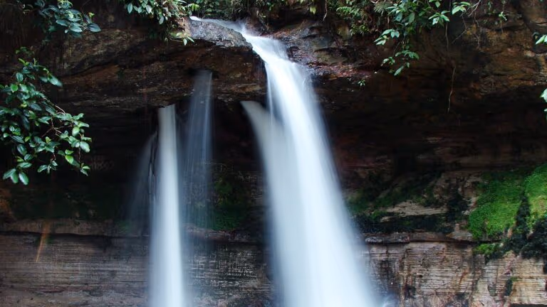 Esta Terra das Cachoeiras oferece piscinas naturais esculpidas em rochas na região amazônica