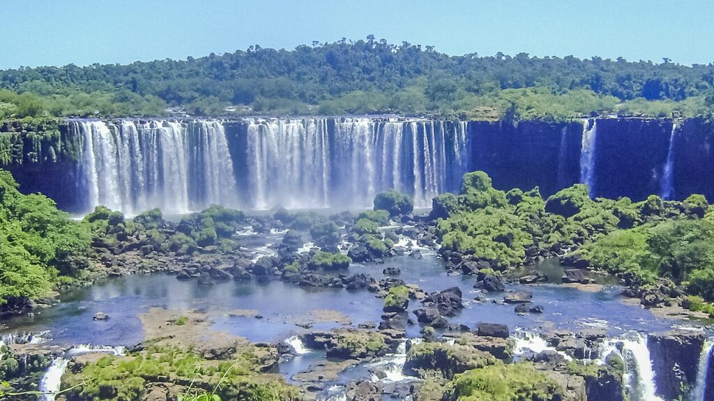 Cidade brasileira permite que pessoas especiais cheguem perto das maiores cachoeiras